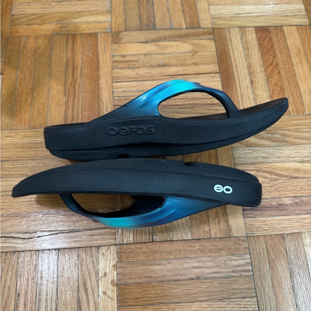 Women’s OOFOS black and turquoise size 8